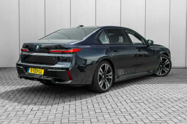 BMW i7 (2023) thumbnail 2