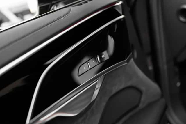 Audi A8 (2025) thumbnail 25