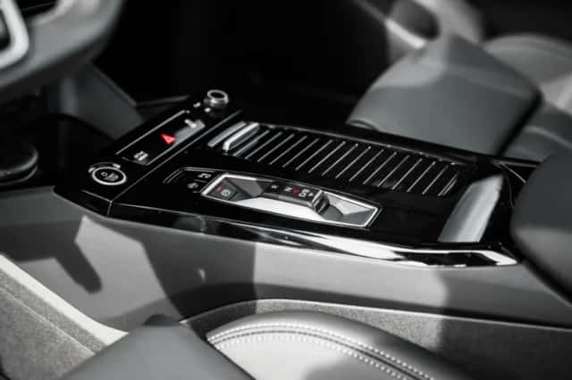 Audi Q6 e-tron (2025) thumbnail 15