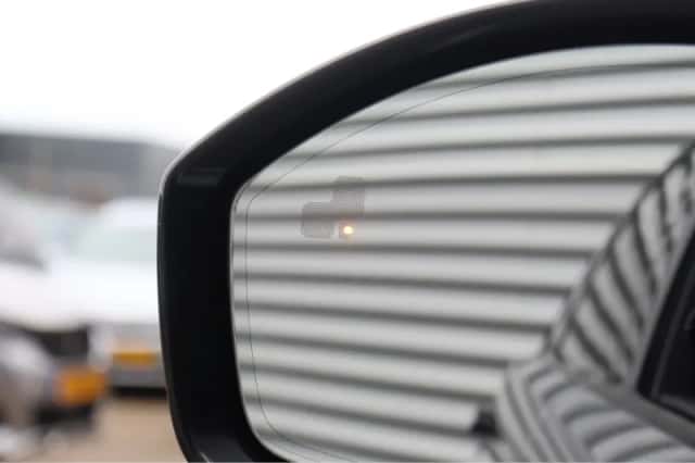 Land Rover Range Rover Velar (2023) thumbnail 14