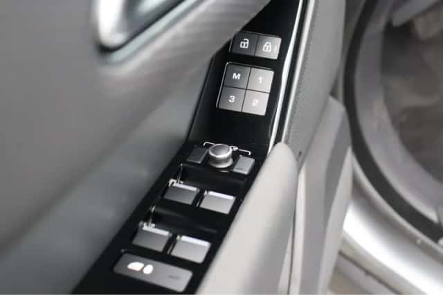 Land Rover Range Rover Velar (2023) thumbnail 25