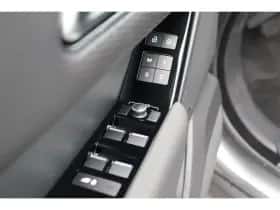 Land Rover Range Rover Velar (2023) thumbnail 25
