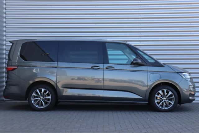 Volkswagen Multivan (2024) thumbnail 3