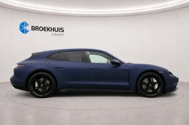 Porsche Taycan (2023) thumbnail 3