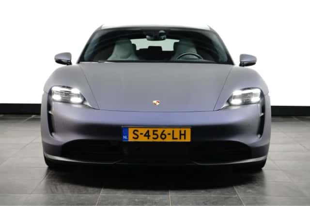 Porsche Taycan (2023) thumbnail 3