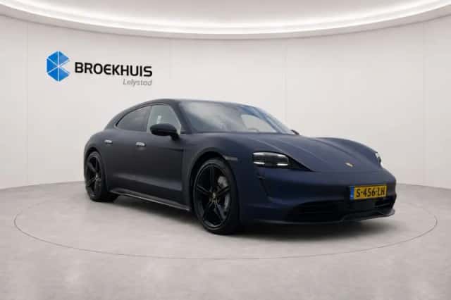 Porsche Taycan (2023) thumbnail 4