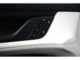Porsche Taycan (2023) thumbnail 38