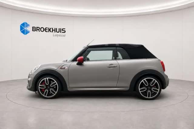 MINI Cabrio (2018) thumbnail 2