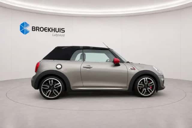 MINI Cabrio (2018) thumbnail 3