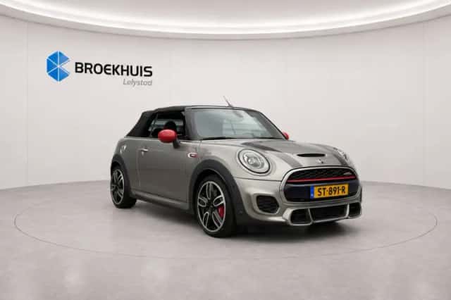 MINI Cabrio (2018) thumbnail 4