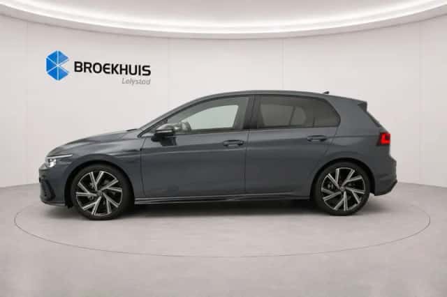 Volkswagen Golf (2021) thumbnail 2
