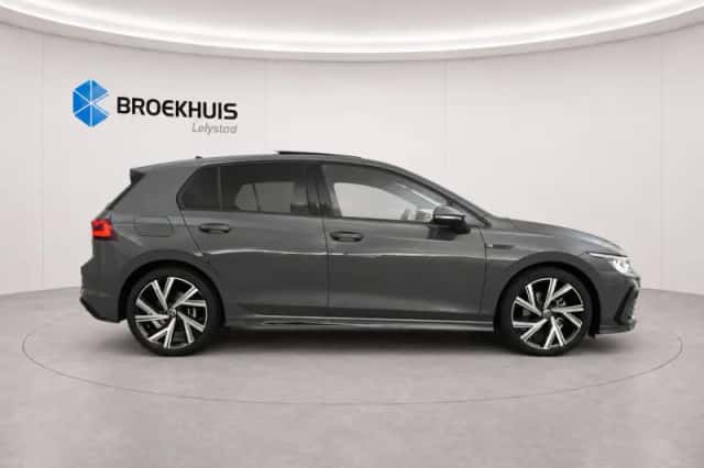 Volkswagen Golf (2021) thumbnail 3