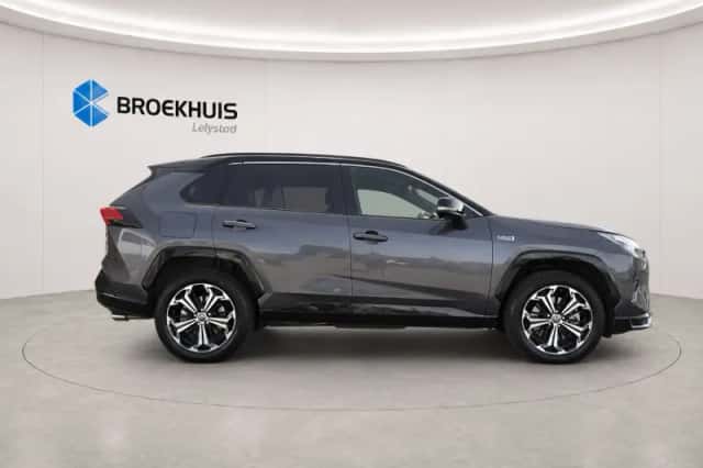 Toyota RAV4 (2024) thumbnail 3