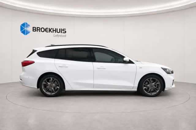 Ford Focus (2021) thumbnail 3