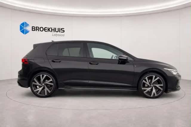 Volkswagen Golf (2021) thumbnail 2