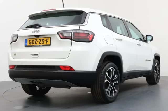 Jeep Compass (2024) thumbnail 2