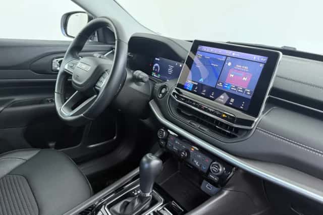 Jeep Compass (2024) thumbnail 3