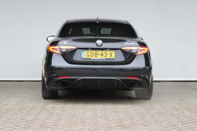Alfa Romeo Giulia (2024) thumbnail 7