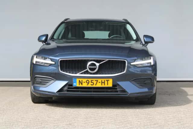 Volvo V60 (2021) thumbnail 2