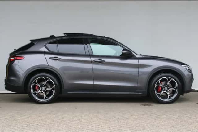 Alfa Romeo Stelvio (2022) thumbnail 4