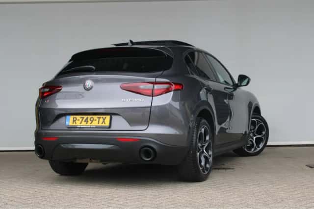 Alfa Romeo Stelvio (2022) thumbnail 5