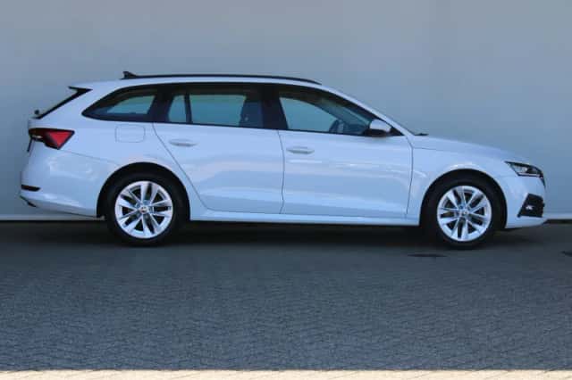 Škoda Octavia (2022) thumbnail 4