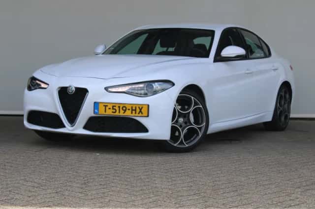 Alfa Romeo Giulia (2019) thumbnail 1