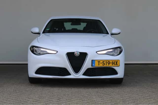 Alfa Romeo Giulia (2019) thumbnail 2