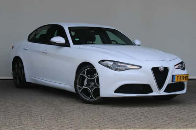 Alfa Romeo Giulia (2019) thumbnail 3