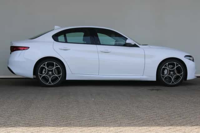 Alfa Romeo Giulia (2019) thumbnail 4