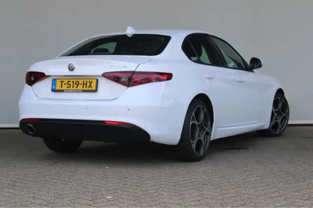 Alfa Romeo Giulia (2019) thumbnail 5