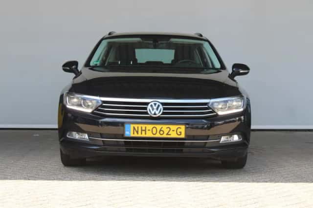 Volkswagen Passat (2017) thumbnail 2