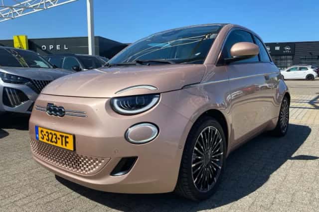 Fiat 500C (2022) thumbnail 1