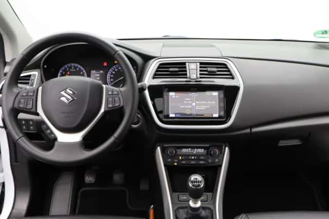 Suzuki S-Cross (2017) thumbnail 3
