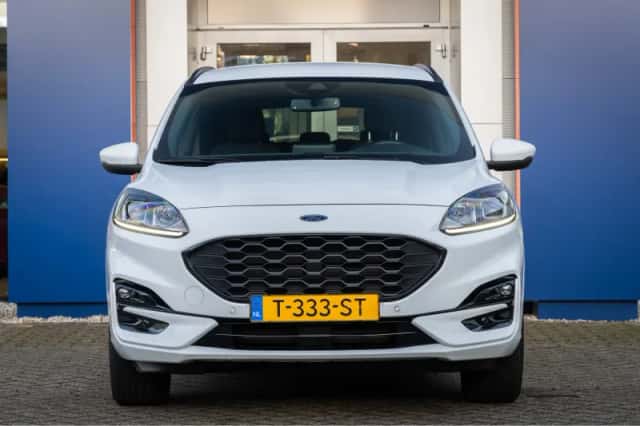 Ford Kuga (2023) thumbnail 3