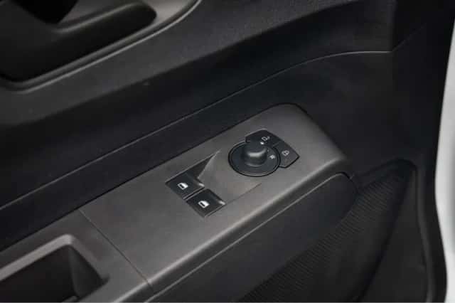 Ford Transit Courier (2024) thumbnail 14