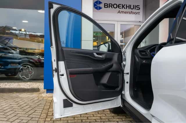 Ford Kuga (2023) thumbnail 11