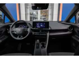 Toyota C-HR (2024) thumbnail 2