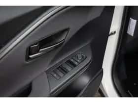 Toyota C-HR (2024) thumbnail 16