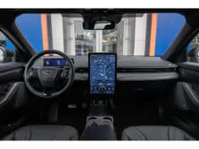 Ford Mustang Mach-E (2023) thumbnail 2