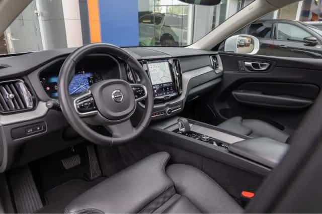 Volvo XC60 (2023) thumbnail 2