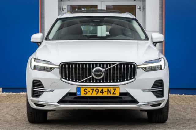 Volvo XC60 (2023) thumbnail 3