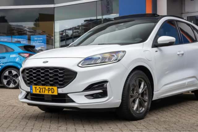 Ford Kuga (2021) thumbnail 4