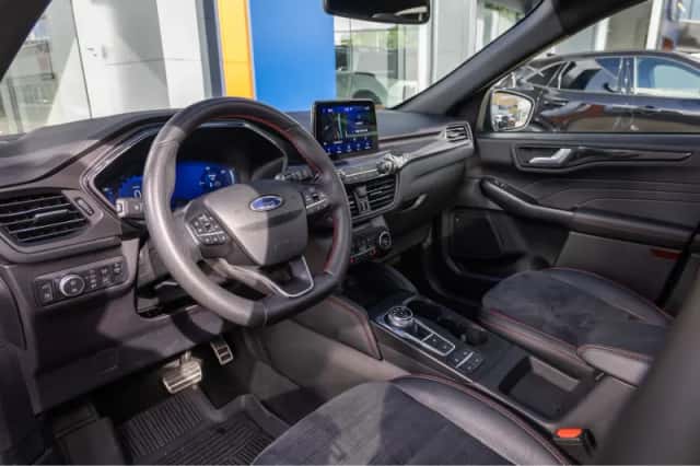 Ford Kuga (2023) thumbnail 2