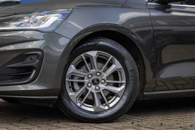 Ford Focus (2023) thumbnail 3