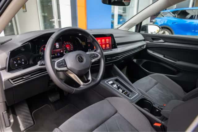 Volkswagen Golf (2021) thumbnail 2