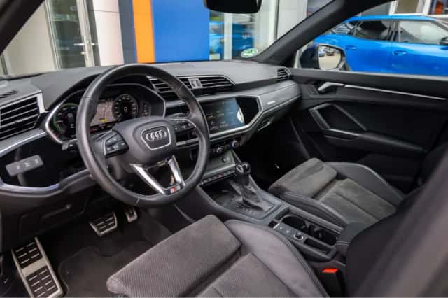 Audi Q3 (2022) thumbnail 2