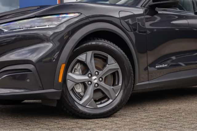 Ford Mustang Mach-E (2023) thumbnail 2