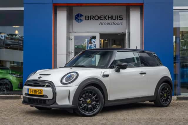 MINI Electric (2023) thumbnail 1