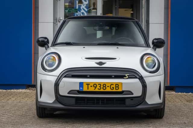 MINI Electric (2023) thumbnail 3